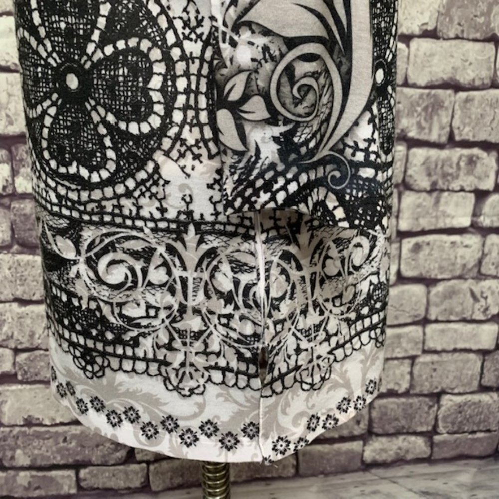 Chico's Black & White V-Neck Blouse Size L - Picture 5 of 9